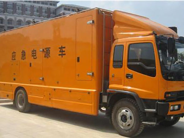 高台冬季柴油发电机启动前，如何检查燃油系统中的积水？